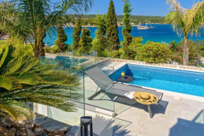 Luxury Beachfront Villa Raquel Solta with private pool and gym